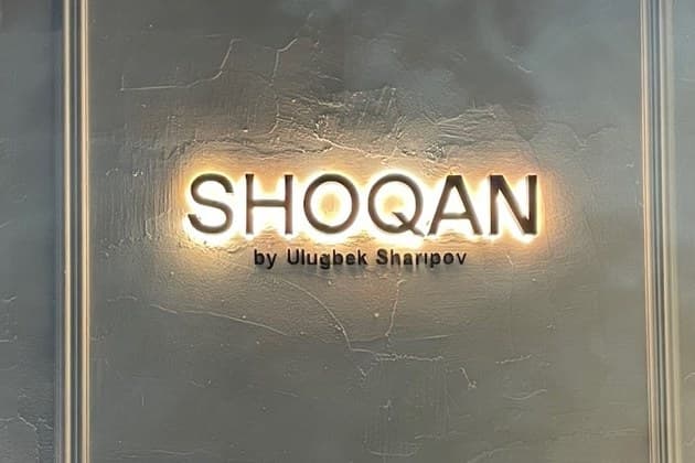 Объёмные буквы SHOQAN в Алматы — контражурная подсветка на фасаде